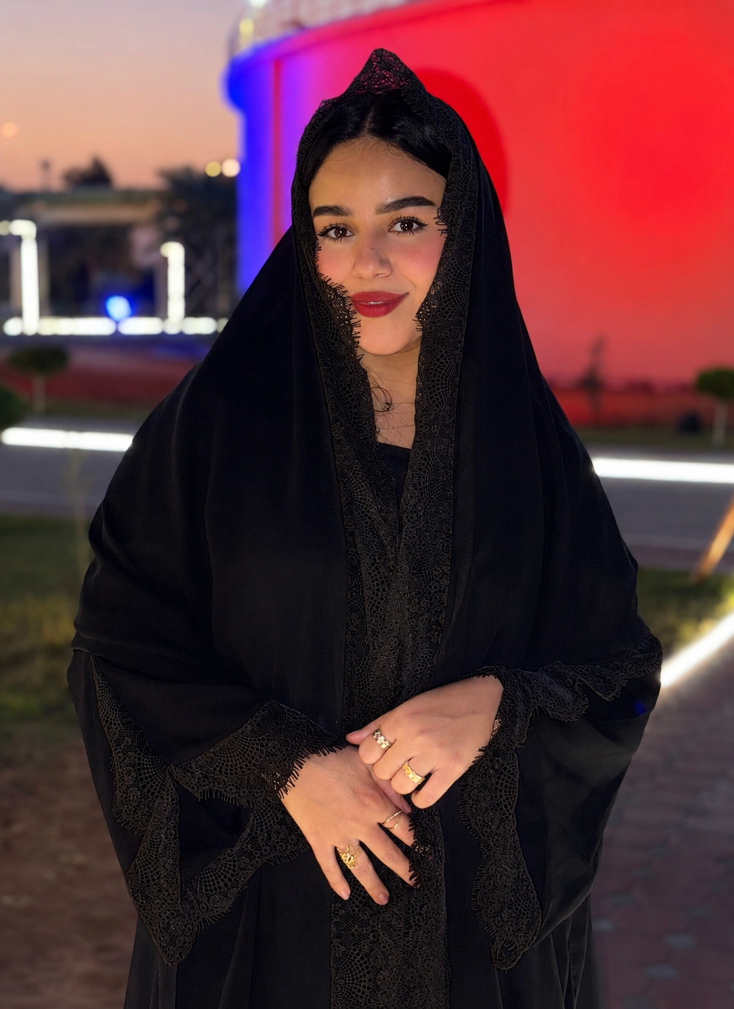 عباية شيخة ( اللون الاسود و اللون البيج) - الصورة 2