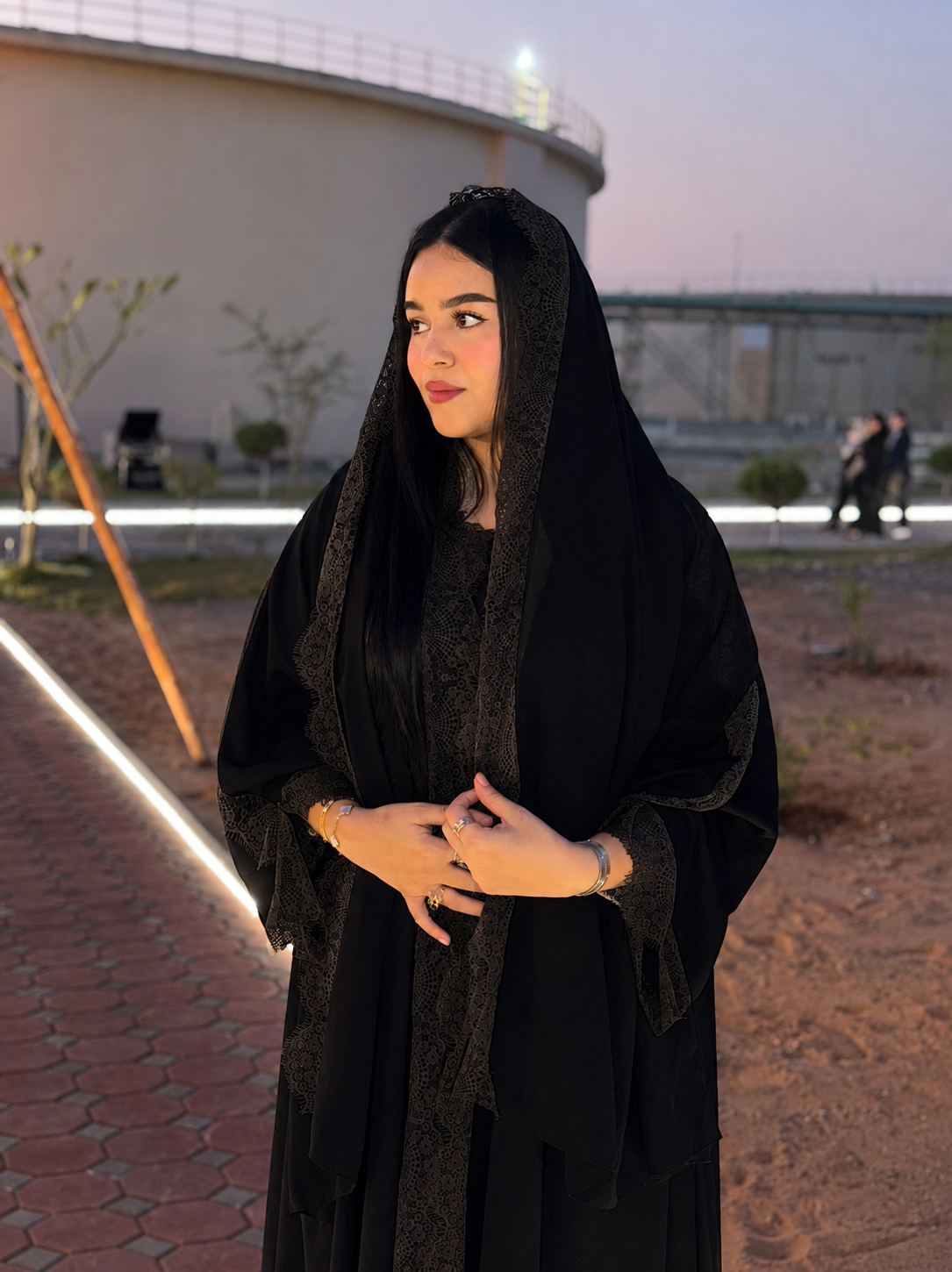 عباية شيخة ( اللون الاسود و اللون البيج)